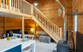 Walliswood Lodge - Wood Burner, Air Con & Wi-Fi, Rural Retreat